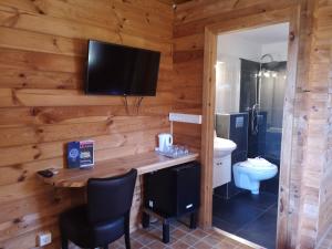 波尔图波罗玛瑞E蒙蒂酒店的浴室设有一张桌子,墙上配有电视