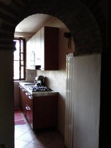 里帕尔贝拉In collina的厨房配有炉灶和炉灶。 顶部烤箱