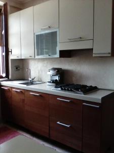 里帕尔贝拉In collina的厨房配有水槽、炉灶和橱柜。