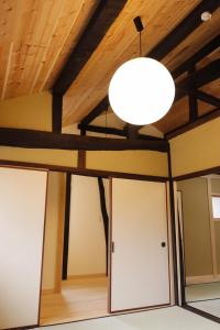 Shimo-azae北房まちの駅 ゲストハウス的一间设有拱形天花板和灯具的房间