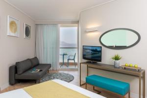恩波其克莱昂纳多死海俱乐部酒店 - 全包式的一间卧室配有一张床、一台电视和一面镜子
