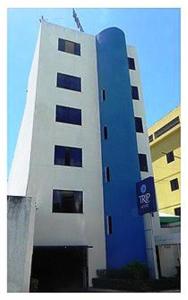 劳鲁-迪弗雷塔斯劳罗德弗雷塔斯旅行酒店的蓝色和白色的建筑,上面有标志
