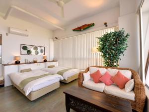 南房总市Sound Swell Resort的一间带两张床和一张沙发的卧室
