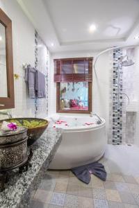 清迈谭亚文特拉精品SPA酒店的一间带大浴缸和水槽的浴室