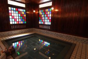 加贺富士屋旅馆的一个带彩色玻璃窗的游泳池的房间