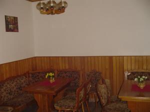 弗尔赫拉比Pension Baron的客厅配有沙发和桌椅