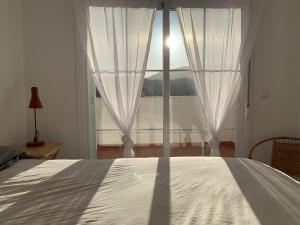 伊斯坦Penthouse amazing views的卧室配有白色的床和窗户。