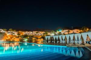 达哈布圣詹姆斯达哈卜景观度假村的享有游泳池的夜间景致