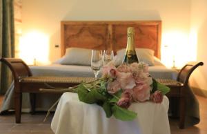Ozzano Monferrato毗邻四季住宿加早餐旅馆的一张桌子,上面放着一瓶香槟和两杯酒