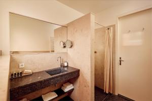 格罗宁根Hotel Miss Blanche的一间带水槽和镜子的浴室