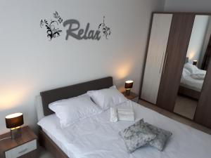 布拉索夫Apartment Altipiani Panoramic的卧室配有白色的床和镜子