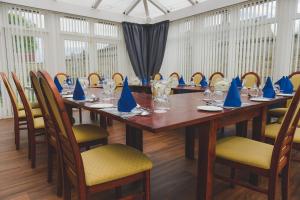埃尔金阳光山丘酒店的一间会议室,内设一张长木桌和蓝色餐巾