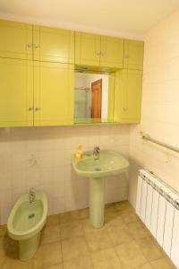利亚内斯La capitana Llanes的一间带水槽和卫生间的浴室