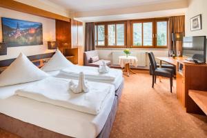 巴哈拉赫巴查瑞彻酒店的酒店客房配有两张床和一张书桌