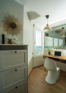 阿瓜杜尔塞Level 11 Apartment的一间卧室配有桌子、椅子和窗户