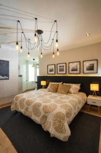 阿瓜杜尔塞Level 11 Apartment的一间卧室配有一张大床和一个吊灯。