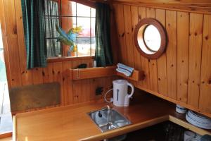 StrijensasBoat and Breakfast的一个带水槽和窗户的小厨房