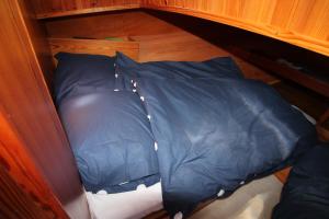 StrijensasBoat and Breakfast的睡床上的蓝色睡袋
