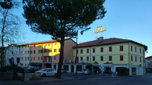 圣焦尔焦迪诺加罗维多利亚酒店的上面有酒店标志的建筑