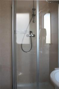圣焦尔焦迪诺加罗维多利亚酒店的浴室里设有玻璃门淋浴
