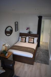 桑德维奇Boatyard View的一间卧室配有一张大床和枕头