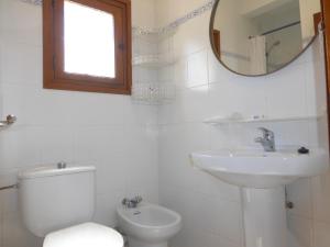 霍斯皮塔勒·德尔英福Rentalmar El Capitan的一间带卫生间、水槽和镜子的浴室