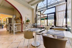 锡斯特龙德拉城堡酒店的餐厅设有桌椅和大窗户。
