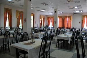 叶森图基Essentukskaya Klinika Sanatorium的用餐室设有桌椅和窗户。