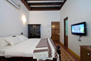 帕纳吉阿伯里格博特略旅馆的一间卧室配有一张床和一台平面电视