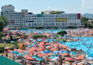 萨拉热窝好莱坞酒店的海滩上一群人拿着遮阳伞