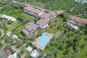 马尔切西内Residence Alesi的享有带游泳池的房屋的空中景致