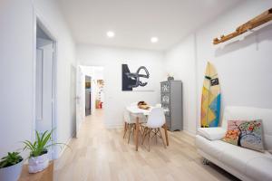 圣塞瓦斯蒂安Sustraia - Local Rentss的白色的客厅配有桌子和沙发