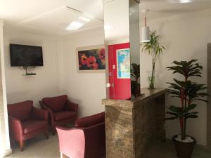 里约热内卢外交家科帕卡瓦纳酒店的一间设有红色椅子和红色门的等候室