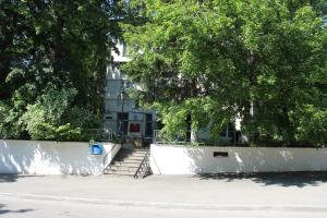 热列兹诺沃德斯克Zheleznovodskaya Klinika Sanatorium的大楼前有楼梯的白色墙壁