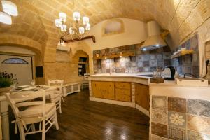 特拉尼L' alcova di Federico的厨房配有水槽和桌椅
