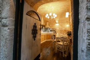 特拉尼L' alcova di Federico的厨房以及带桌椅的用餐室。