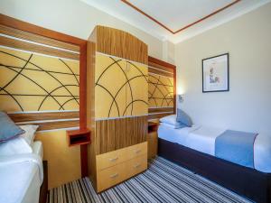 伦敦Vegas Hotel的小房间设有两张床和橱柜