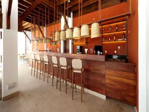萨拉昆达African Princess Beach Hotel的厨房里设有一排椅子的酒吧