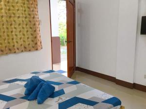 安达Za Priscila Tourist Inn的一间卧室配有一张带蓝色枕头的床。