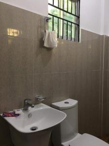 安达Za Priscila Tourist Inn的浴室配有白色卫生间和盥洗盆。