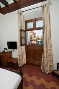 帕纳吉阿伯里格博特略旅馆的一间卧室设有一张床和一个大窗户