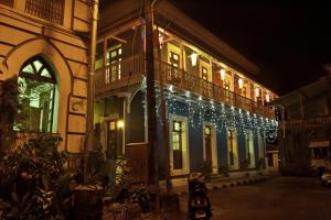 帕纳吉阿伯里格博特略旅馆的一座晚上有圣诞灯的建筑