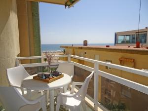 洛斯马蒂雷斯VORA GANDIA BEACH - Alquiler Familias的一个带桌椅的海景阳台