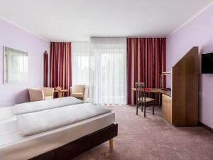 德累斯顿Andante Hotel Dresden的酒店客房配有两张床和一张书桌