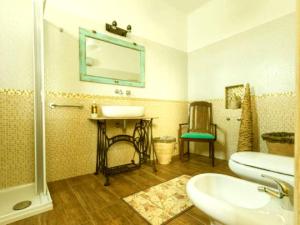 圣维托诺曼Borgo Salentino的一间带水槽和镜子的浴室