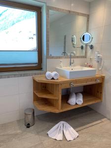 豪尔兹高阿尔盆佩尔酒店的一间带水槽和镜子的浴室
