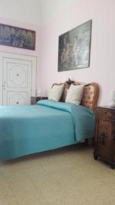 巴里隆戈德贝利斯别墅住宿加早餐旅馆的一间卧室配有蓝色的床和木制梳妆台
