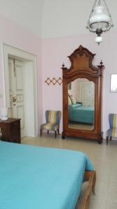 巴里隆戈德贝利斯别墅住宿加早餐旅馆的一间卧室配有一张床和一面大镜子