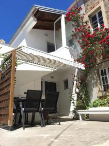 奥利布岛Apartment Milin的房屋前设有带2把椅子和1张桌子的庭院。