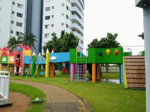 里约热内卢Apartamento Vila DR - Barra da Tijuca,prox Jeunesse,Arenas,Rio Centro,praias, Shopping的公园里的一个游乐场,靠近一些建筑